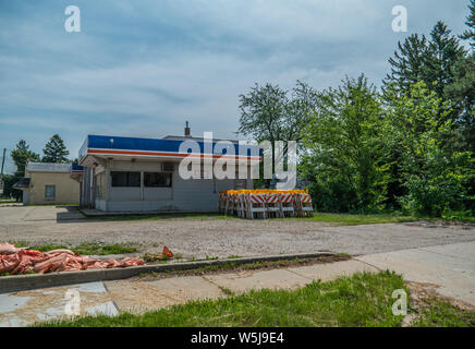 Tankstelle mit alten Vintage bau Barrikaden und Rückstände nach links gegen das Gebäude an einem sonnigen Tag gestapelt abgebrochen Stockfoto