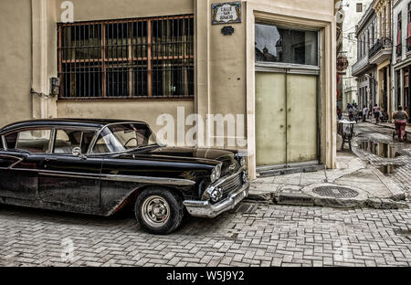 Havanna, Kuba, Juli 2019, Schwarz 1958 Chevrolet Bel Air in eine gepflasterte Straße der Hauptstadt geparkt Stockfoto