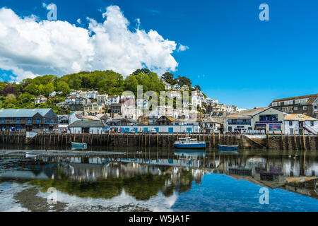 Die kleine Küstenstadt Looe mit Hang Häuser und einen Strand. Cornwall, UK. Stockfoto