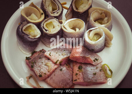 Köstliche Meeresfrüchte Atlantischer Hering mit Kartoffeln und Sauce Stockfoto