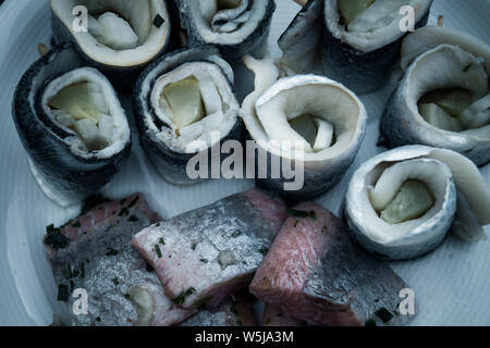 Köstliche Meeresfrüchte Atlantischer Hering mit Kartoffeln und Sauce Stockfoto