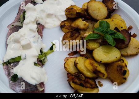 Köstliche Meeresfrüchte Atlantischer Hering mit Kartoffeln und Sauce Stockfoto