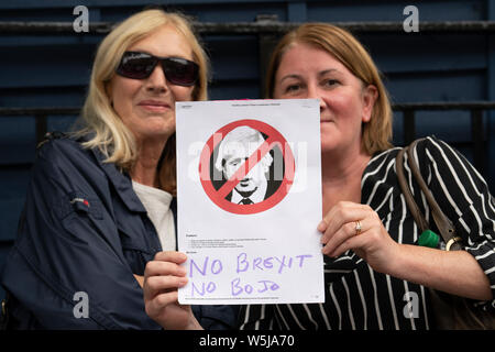 Edinburgh, Schottland, Großbritannien. 29. Juli, 2019. Premierminister Boris Johnson trifft Schottlands First Minister Nicola Sturgeon an Bute Haus in Edinburgh bei seinem Besuch in Schottland. Abgebildet ist. Demonstranten halten gegen Boris Johnson unterzeichnen. Credit: Iain Masterton/Alamy leben Nachrichten Stockfoto