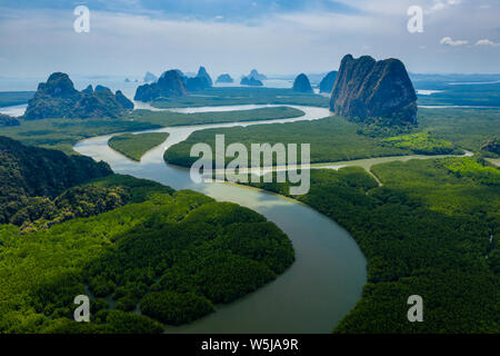 Antenne drone Ansicht der hoch aufragenden Kalkfelsen und Mangrovenwald in der Bucht von Phang Nga, Thailand Stockfoto