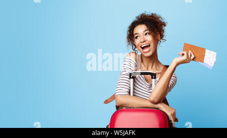 Überglücklich afro Girl holding Tickets und zur Seite suchen Stockfoto