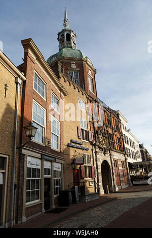 Der Turm und die hintere Fassade des Groothoofds Gate bei Dordrecht in den Niederlanden, Dordrecht ist eine Insel, die Stadt und die älteste Stadt in Holland. Stockfoto