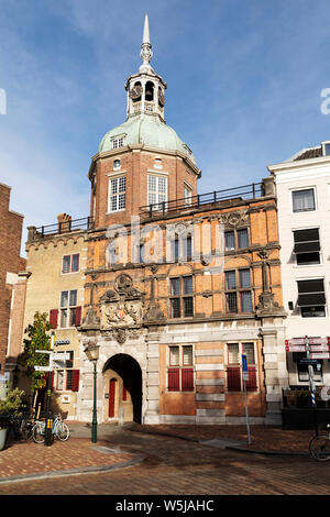 Der Turm und die hintere Fassade des Groothoofds Gate bei Dordrecht in den Niederlanden, Dordrecht ist eine Insel, die Stadt und die älteste Stadt in Holland. Stockfoto