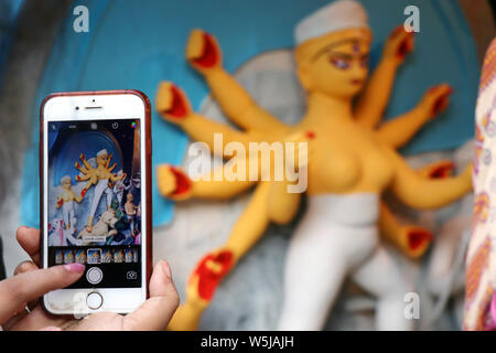 Ton Idol der Göttin Durga, unter Vorbereitung für Bengalen der Durga Puja Festival in Kolkata Kumartuli. Konzeptuelle Fotografie. Bild innerhalb eines Rahmens. Stockfoto