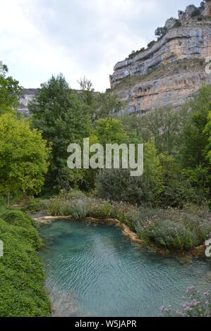 Wunderbar und Kristallinen mit einer tollen Farbe Ebro Gletscher, wie es durch die Schluchten in Orbaneja del Castillo. August 28, 2013. Orbaneja De Stockfoto