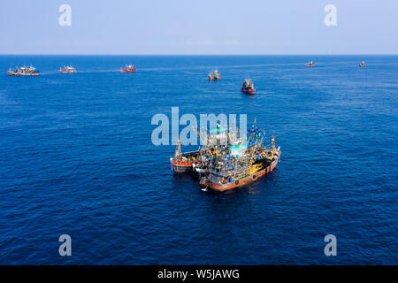 Die überfischung - Luftaufnahme von eine große Flotte von Fischtrawlern zusammen in einem kleinen Bereich der Andamanensee arbeiten Stockfoto