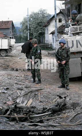 25. April 1993 während des Krieges in Bosnien: Im Zentrum von Stari Vitez, Britische Soldaten des Cheshire Regiment stand Guard während der Operation stellen sich zu erholen nach einem großen Lkw-Bombe die Bosnische Präsidentschaft zerstört. Stockfoto