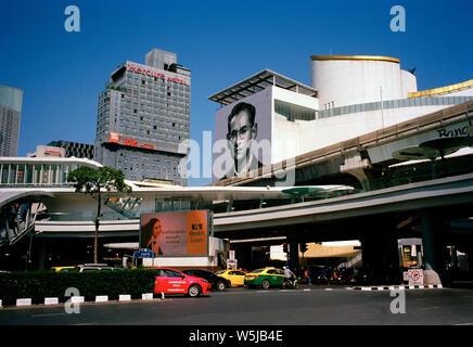 König Bhumibol Adulyadej schaut über Siam Square in Bangkok, Thailand in Südostasien Fernost Stockfoto