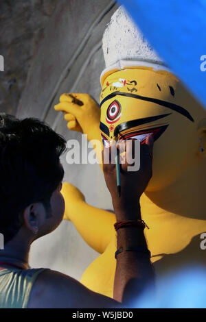 Kumartuli in Kolkata, Indien am 2 Oktober, 2018 - Ton Idol der Göttin Durga, unter Vorbereitung für Bengalen der Durga Puja Festival in Kolkata Kumartuli Stockfoto