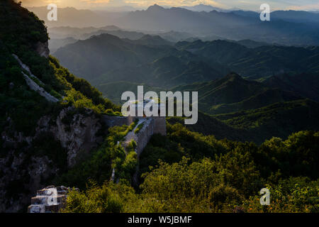 Die große Mauer von China - Simitai Abschnitt in der Nähe von Tang Jia zhai - Dies bedeutet, Tang Family Village, Tang ist ein Chines Vorname. Die berühmte Burg auf Stockfoto