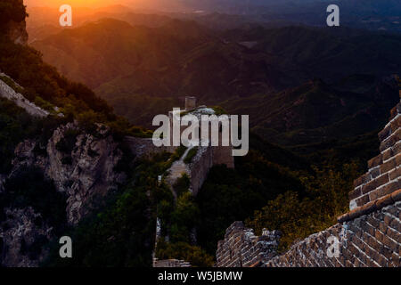 Die große Mauer von China - Simitai Abschnitt in der Nähe von Tang Jia zhai - Dies bedeutet, Tang Family Village, Tang ist ein Chines Vorname. Die berühmte Burg auf Stockfoto