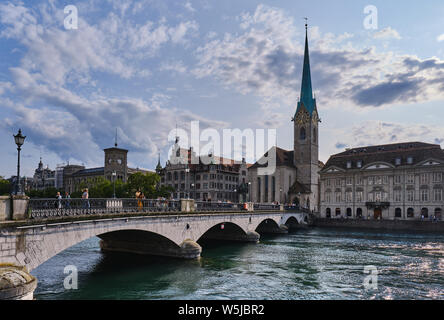 Malerische Aussicht auf Brücke über den Fluss entlang Gebäude gegen den blauen Himmel Stockfoto