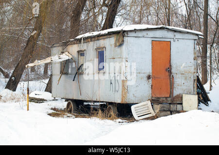 Alte, rostige, verlassenen Waggon oder Anhänger am Rande der Stadt im Winter Stockfoto