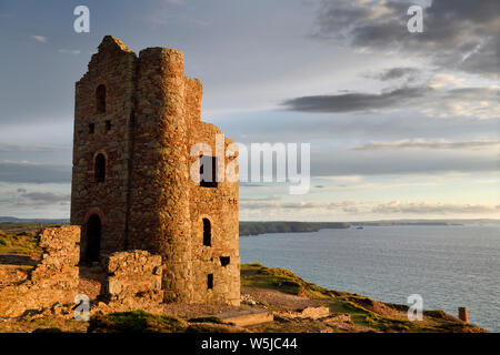 Abgebrochene Stein Stempeln und Laune Motor Haus Wheal Coates tine Mine auf der Keltischen See Cornwall England Stockfoto