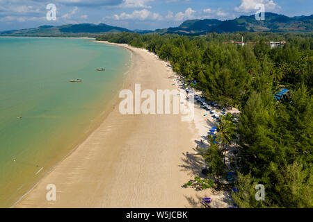 Antenne drone Ansicht eines ruhigen, Sandy Tropical Beach (Coconut Beach, Khao Lak, Thailand) Stockfoto