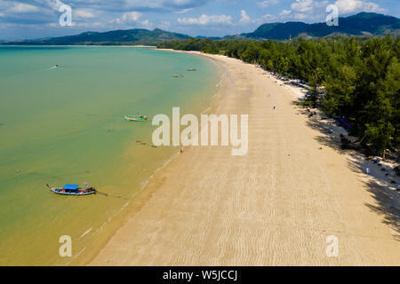 Antenne drone Ansicht eines ruhigen, Sandy Tropical Beach (Coconut Beach, Khao Lak, Thailand) Stockfoto