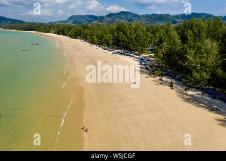 Antenne drone Ansicht eines ruhigen, Sandy Tropical Beach (Coconut Beach, Khao Lak, Thailand) Stockfoto