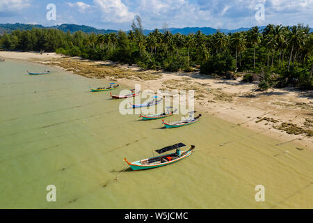 Luftaufnahme von traditionellen hölzernen Longtail Boote aus einer ruhigen, tropischen Sandstrand Stockfoto