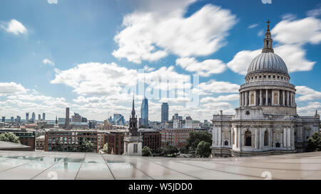 London. Juli 29, 2019. Ein Panoramablick auf die Skyline von London mit einer imposanten St. Paul's Cathedral. Stockfoto