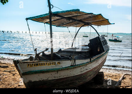 Angeln Boot, das am Ufer in Manzanillo, Kuba Stockfoto