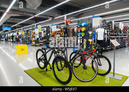 Innenraum eines Decathlon Sport und sportliche Ausrüstung speichern Stockfoto