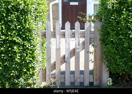 Hölzerne Tor in der Hecke zu einem privaten Home führenden Stockfoto