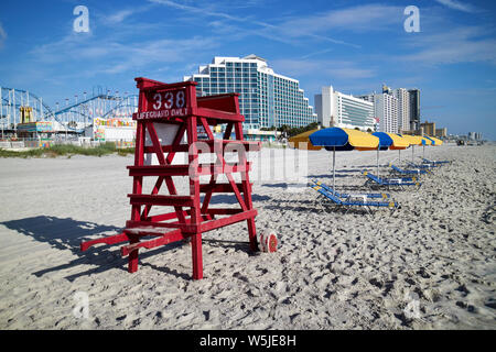 Lifeguard Chair und Leere Liegestühle und Sonnenschirme mieten am frühen Morgen Daytona Beach florida usa Vereinigte Staaten von Amerika Stockfoto