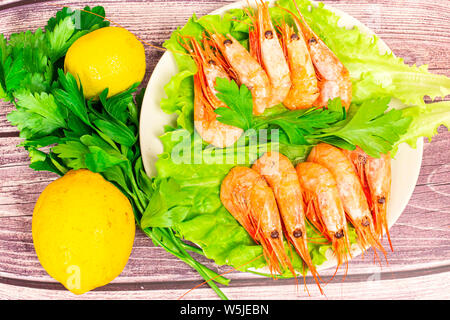 Gekochte Garnelen Atlantik serviert mit Petersilie und Zitrone Salat. Stockfoto