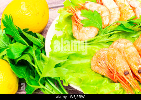 Gekochte Garnelen Atlantik serviert mit Petersilie und Zitrone Salat. Stockfoto