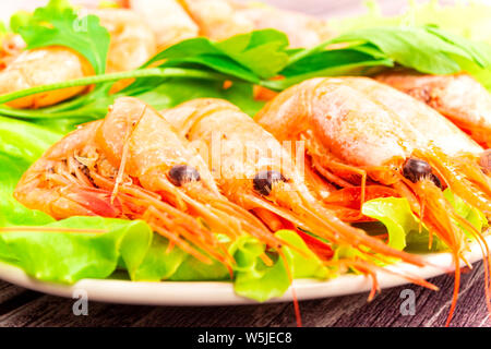 Gekochte Garnelen Atlantik serviert mit Petersilie und Zitrone Salat. Stockfoto