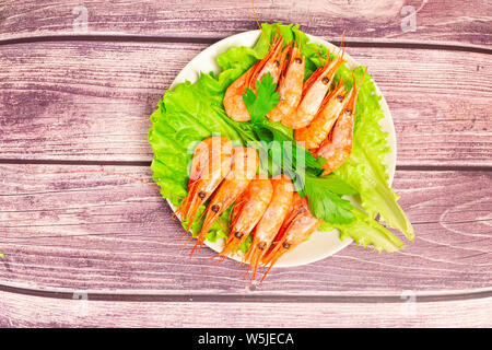 Gekochte Garnelen Atlantik serviert mit Petersilie und Zitrone Salat. Stockfoto