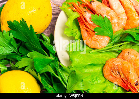 Gekochte Garnelen Atlantik serviert mit Petersilie und Zitrone Salat. Stockfoto