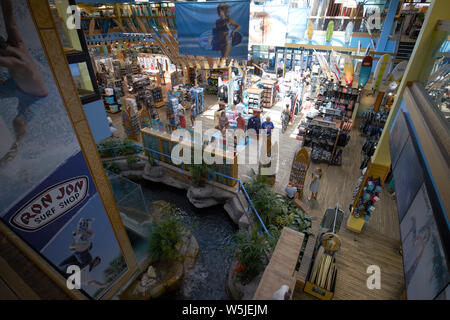 Im Inneren Ron Jon Surf Shop Cocoa Beach florida usa Vereinigte Staaten von Amerika Stockfoto