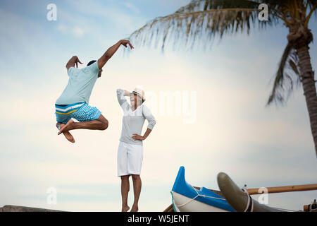 Reifes Paar herum scherzen, Springen und Karate bewegt sich am Strand. Stockfoto