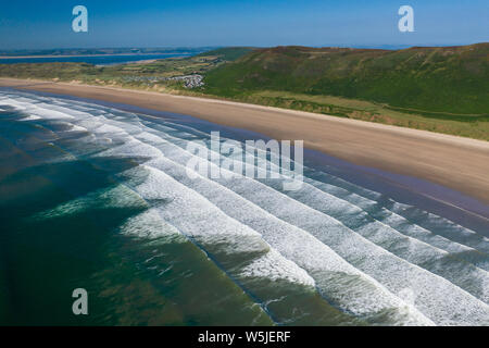 Antenne drone Blick auf die wunderschönen, riesigen Sandstrand am Rhossili auf der Halbinsel Gower in Wales Stockfoto