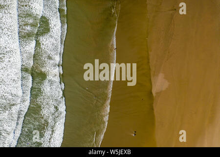 Luftaufnahme eines riesigen, goldenen Sandstrand und Ocean Surf Stockfoto