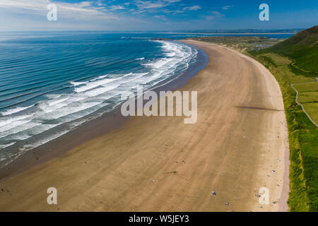 Luftaufnahme eines riesigen, goldenen Sandstrand und Ocean Surf Stockfoto