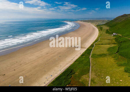 Luftaufnahme eines riesigen, goldenen Sandstrand und Ocean Surf Stockfoto