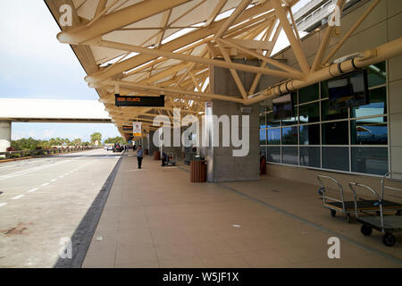 Curbside außerhalb der Internationale Flughafen Orlando MCO Terminal florida usa Vereinigte Staaten von Amerika Stockfoto