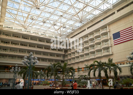 Osten Atrium mit Hyatt Regency Hotel Zimmer und US-Flagge in internationalen Flughafen Orlando MCO Terminal florida usa Vereinigte Staaten von Amerika Stockfoto