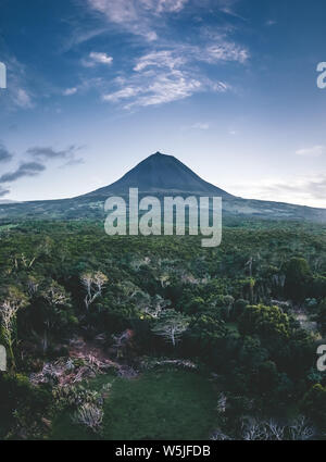Den Berg Pico Mountain Aerial Drone Bild mit Vulkan westlichen Abhang von Ocean gesehen mit Gipfel Piquinho nach Sonnenuntergang mit rosa Himmel von oben gesehen wi Stockfoto