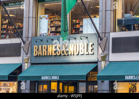 NEW YORK, USA - 17. Mai, 2019: Barnes & Noble Buchhandlung unterzeichnen in New York USA. Buchhändler mit der größten Anzahl von Verkaufsstellen in den Vereinigten Stockfoto