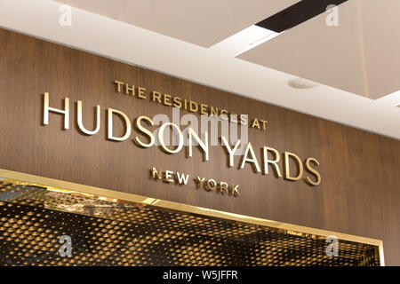 NEW YORK, USA - 17. Mai, 2019: Hudson Yards Residenzen unterzeichnen in New York Manhattan Stockfoto