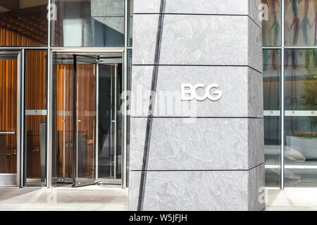 NEW YORK, USA - 17. Mai, 2019: Logo der BCG-Firma in Hudson Yards in der New Yorker Niederlassung. Die Boston Consulting Group BCG ist Management Consulting Stockfoto