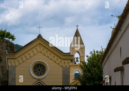 Schöne Kirche aus dem Dorf hochliegend Positano, Provinz Salerno in der Region Kampanien, Amalfiküste, Costiera Amalfitana, Italien Stockfoto