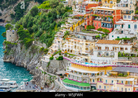 Schöne Aussicht von den Klippen Dorf Positano, Provinz Salerno in der Region Kampanien, Amalfiküste, Costiera Amalfitana, Italien Stockfoto